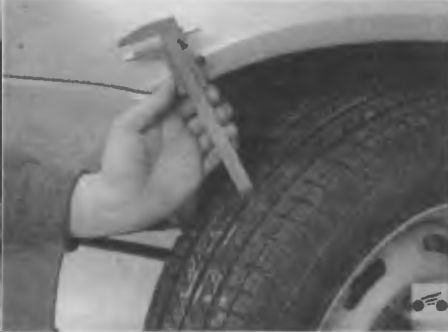 Измеряем глубину протектора шины колеса