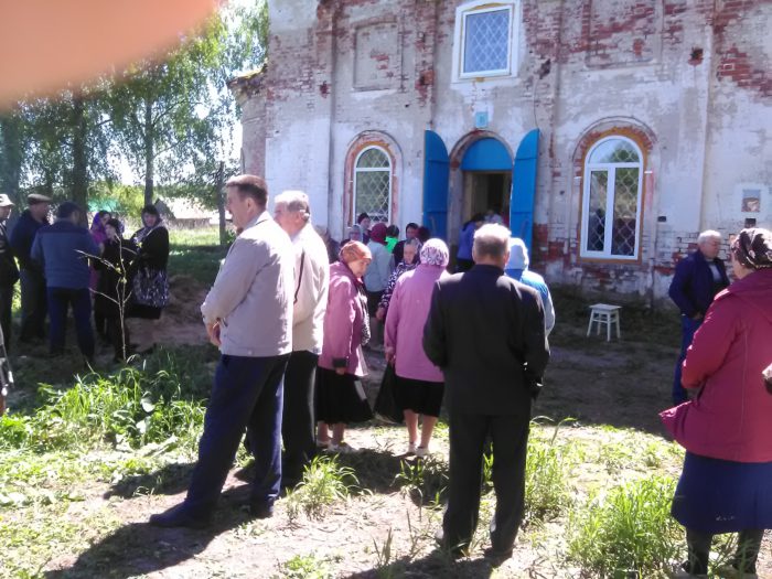 Прихожане перед службой в храме иконы Казанской богоматери в Кузьминке